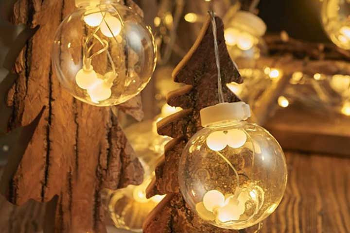 Varm Hvid Julemagi: Oplev den behagelige glød fra vores lyskæde med 12 julekugler.9 